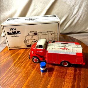 NIB First Gear 1952 GMC Fuel Tanker 1:35 Scale Standard Oil Chevron Gasoline